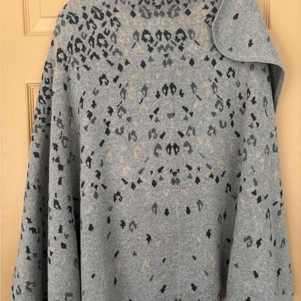 Cabi GiGi Animal Print Knit Layering Wrap Gray Leopard Cape 3115 Womens OS - Picture 6 of 13
